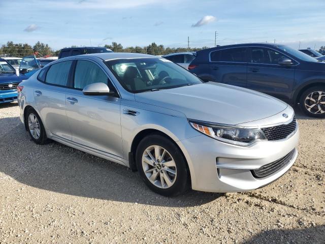 VIN 5XXGT4L33JG229565 2018 KIA Optima, LX no.4