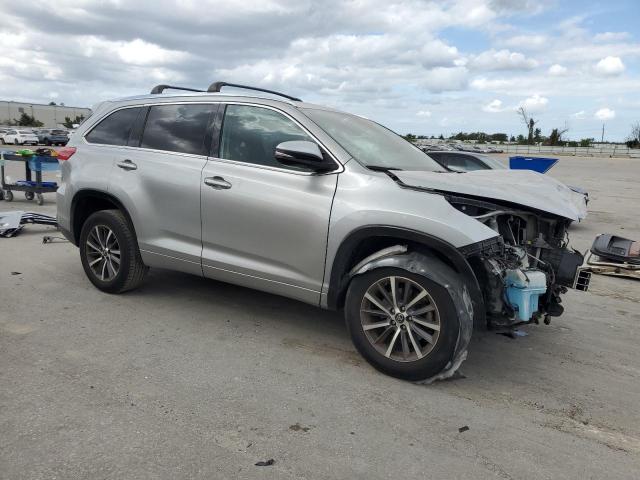 VIN 5TDKZRFH3JS283878 2018 Toyota Highlander, SE no.4