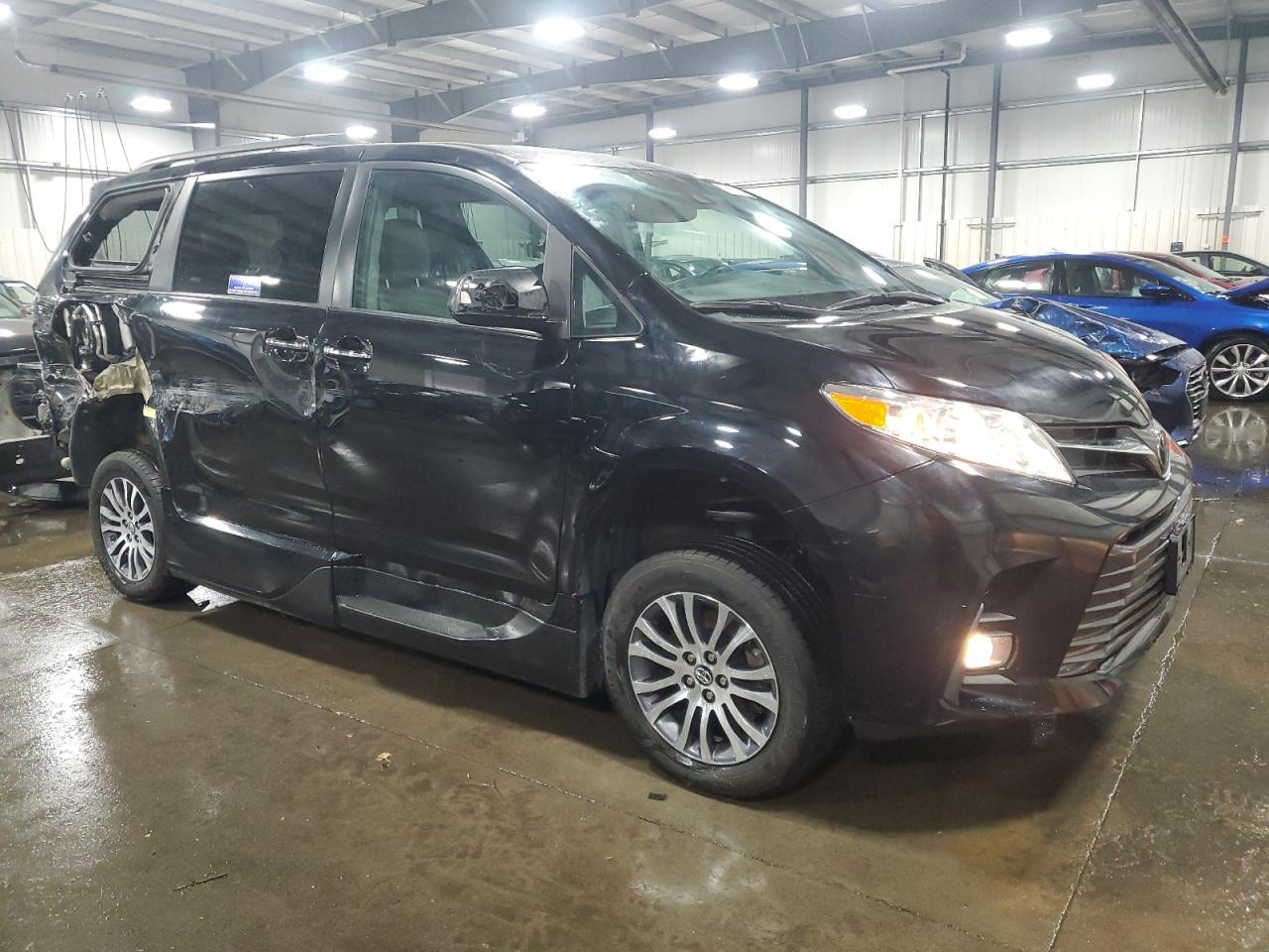 Lot #2945560094 2018 TOYOTA SIENNA XLE