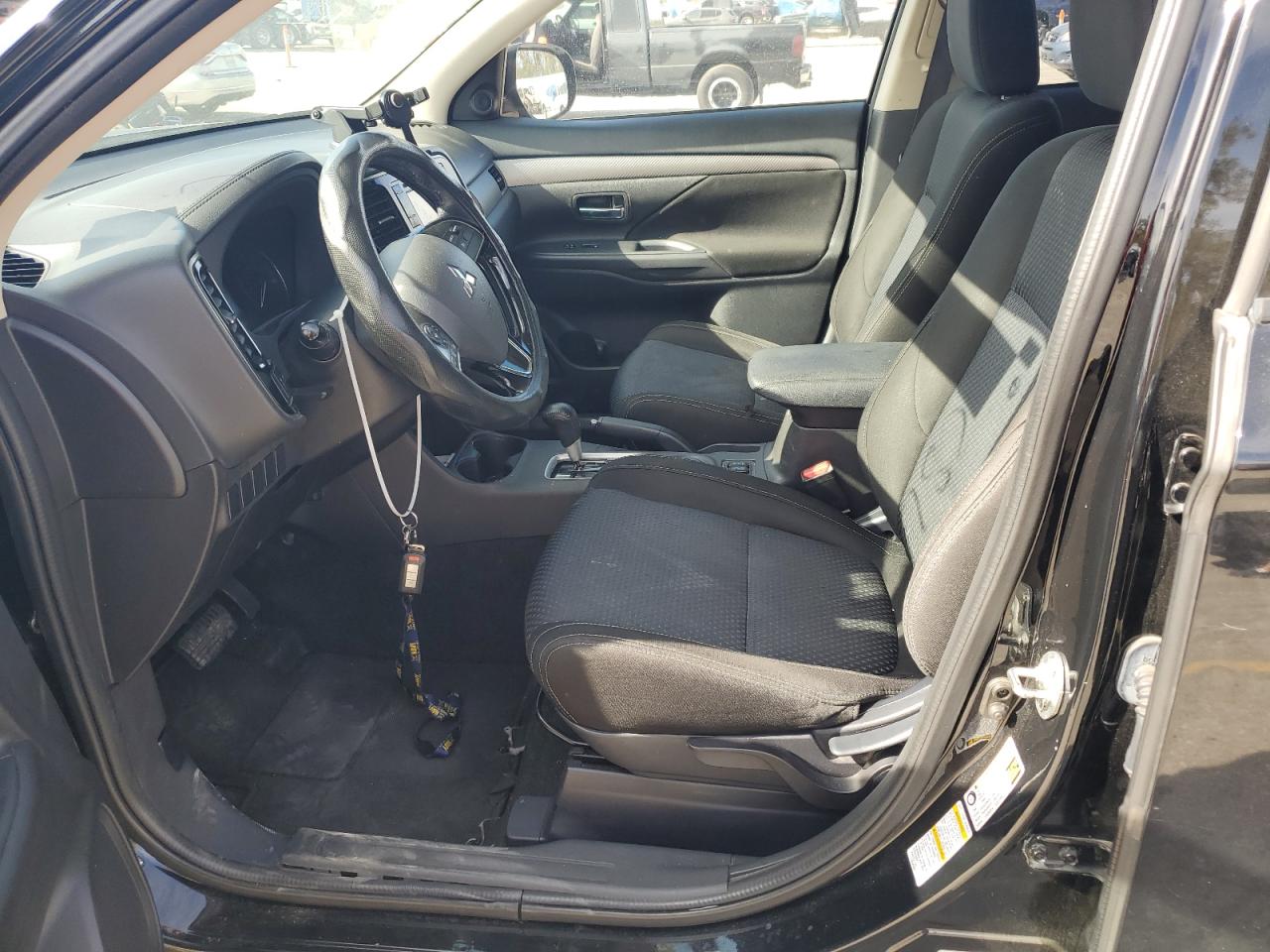 MITSUBISHI OUTLANDER SE