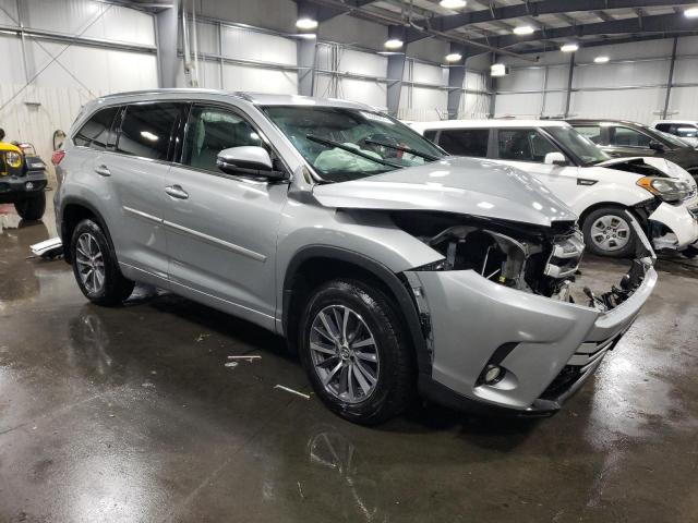 VIN 5TDJZRFH1HS518252 2017 Toyota Highlander, SE no.4