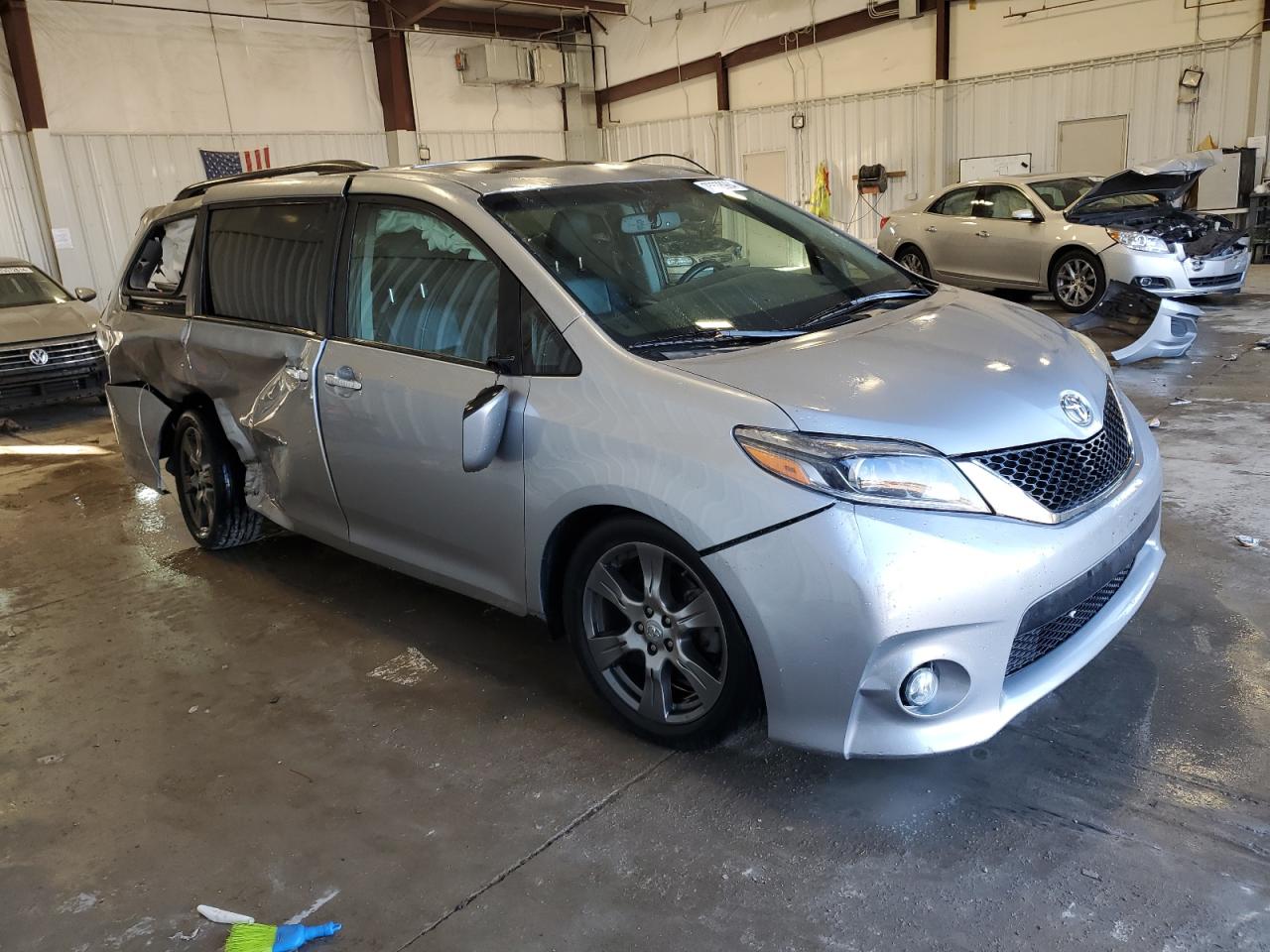 Lot #2907486512 2017 TOYOTA SIENNA SE