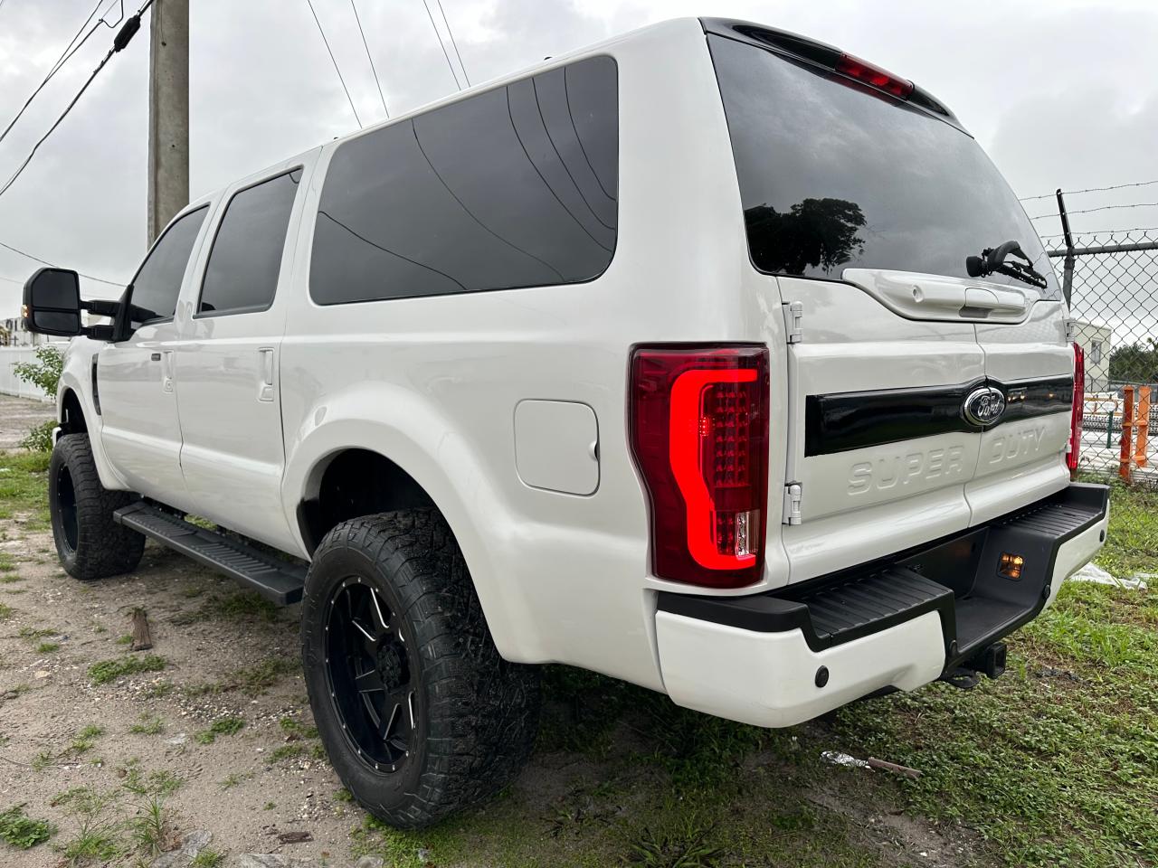 FORD EXCURSION 2004 white 4dr spor diesel 1FMSU43P44EA90772 photo #3