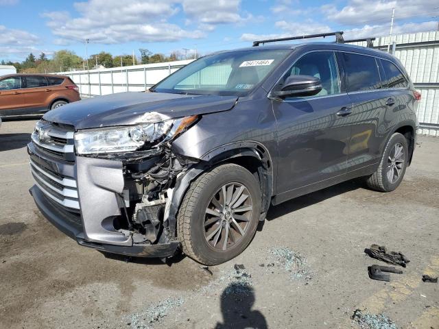 VIN 5TDJZRFH2JS827573 2018 Toyota Highlander, SE no.1