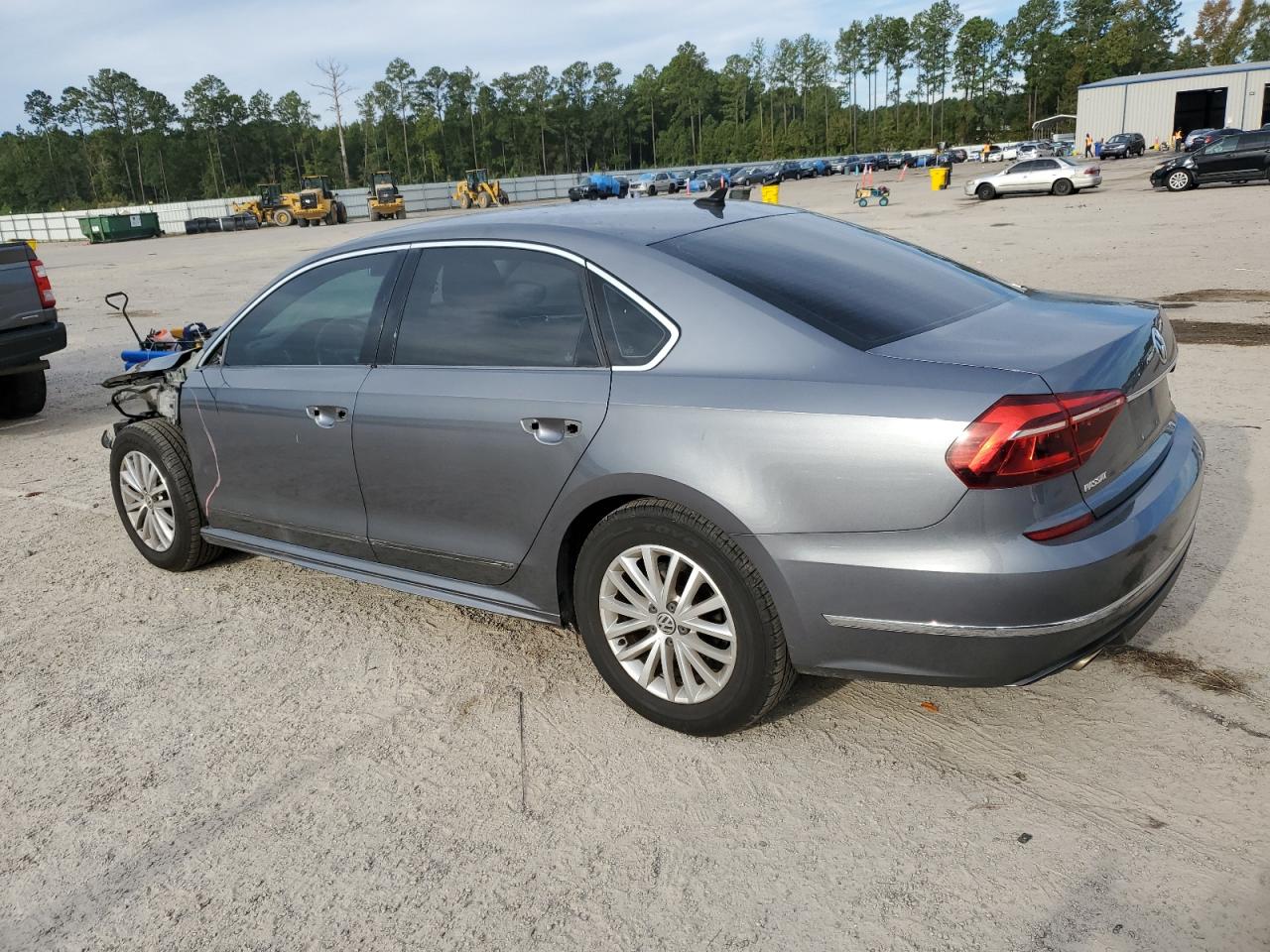 Lot #2902580928 2017 VOLKSWAGEN PASSAT R-L