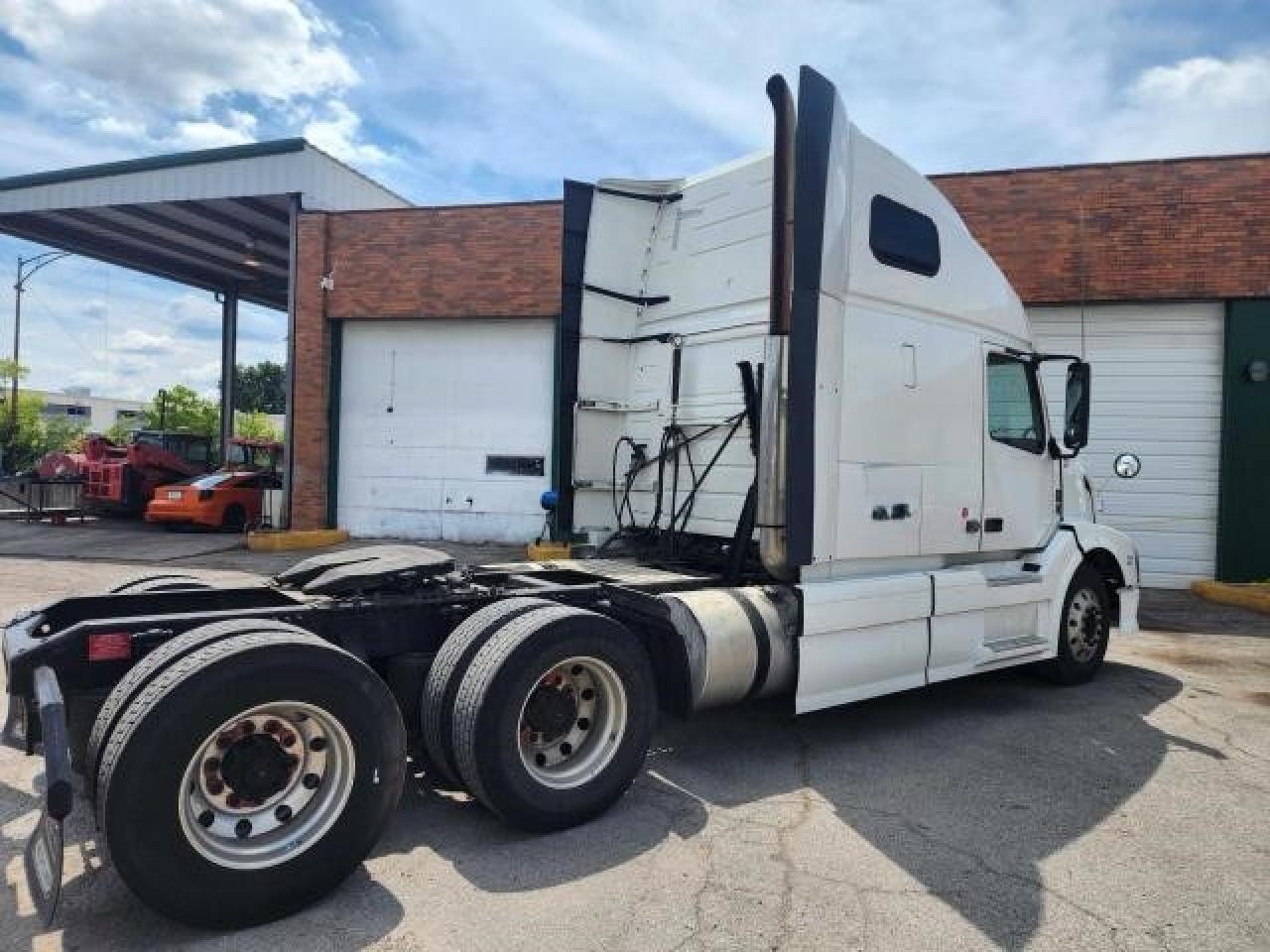 Lot #2918838156 2012 VOLVO VN VNL