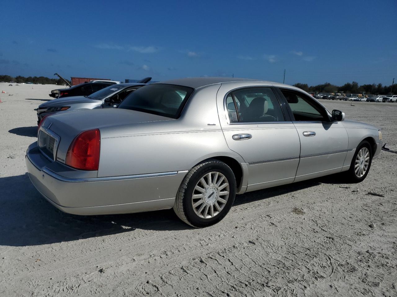 Lot #3045937280 2004 LINCOLN TOWN CAR U