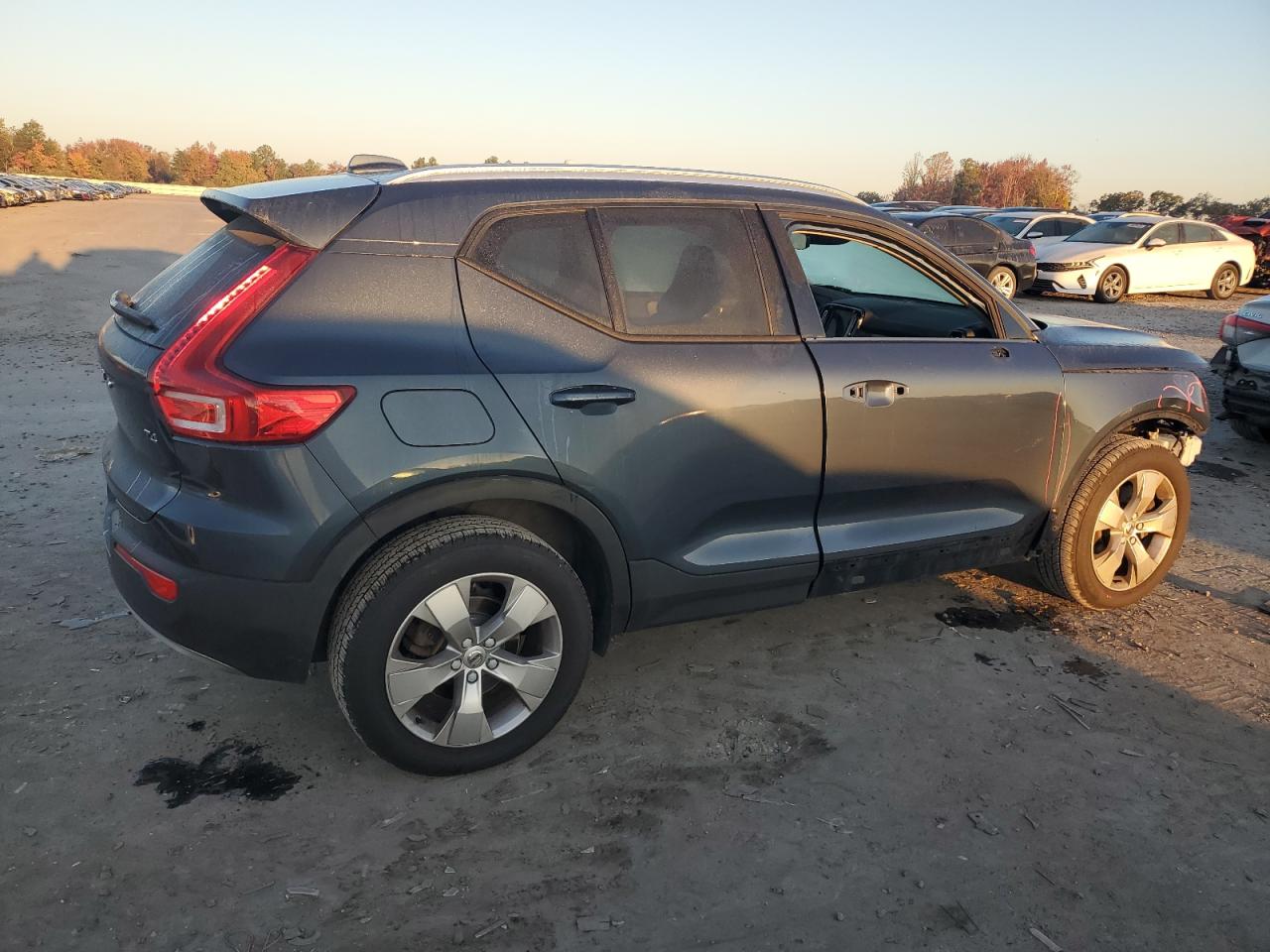 Lot #3028635950 2021 VOLVO XC40 T4 MO