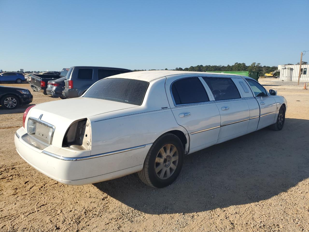 Lot #2953145757 2003 LINCOLN TOWN CAR E