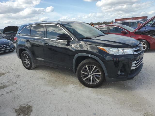 VIN 5TDKZRFH4JS263056 2018 Toyota Highlander, SE no.4