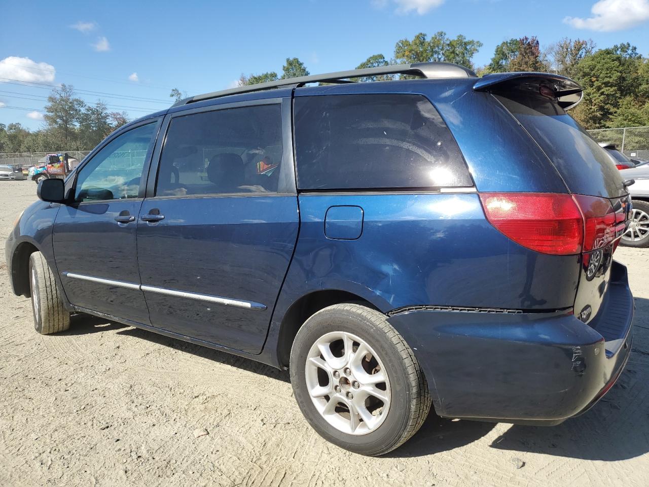 Lot #2924061114 2005 TOYOTA SIENNA XLE