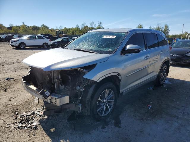 VIN 5TDJZRFH8JS817226 2018 Toyota Highlander, SE no.1