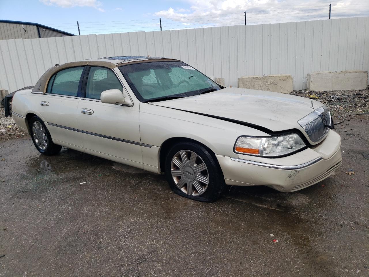 Lot #3024460522 2004 LINCOLN TOWN CAR U