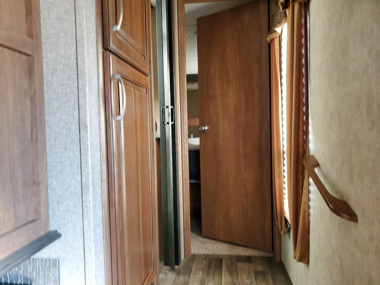 Lot #2952963440 2016 MONT 5TH WHEEL