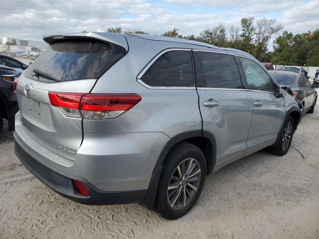 VIN 5TDJZRFH2HS520589 2017 Toyota Highlander, SE no.3