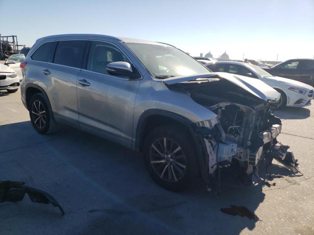 VIN 5TDKZRFH5HS526035 2017 Toyota Highlander, SE no.4