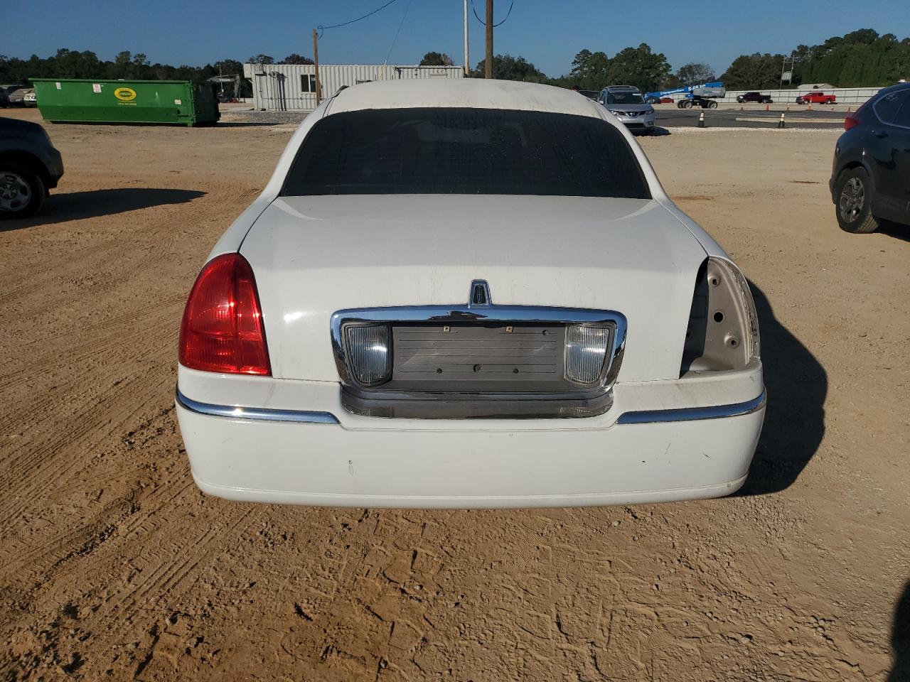 Lot #2953145757 2003 LINCOLN TOWN CAR E