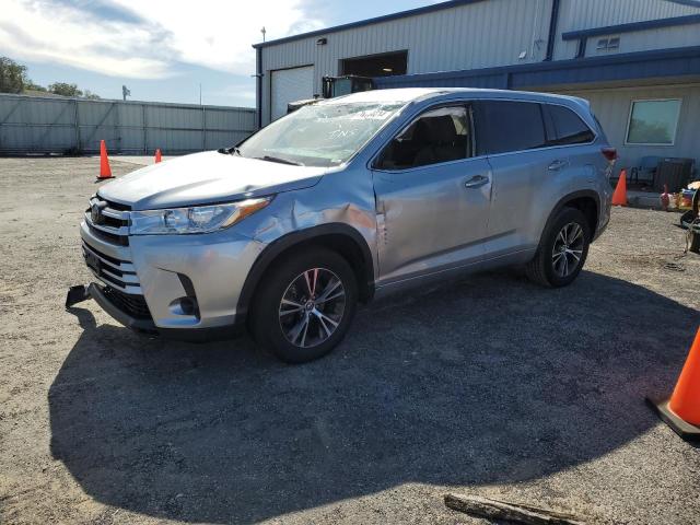 VIN 5TDZARFH7JS037342 2018 Toyota Highlander, LE no.1