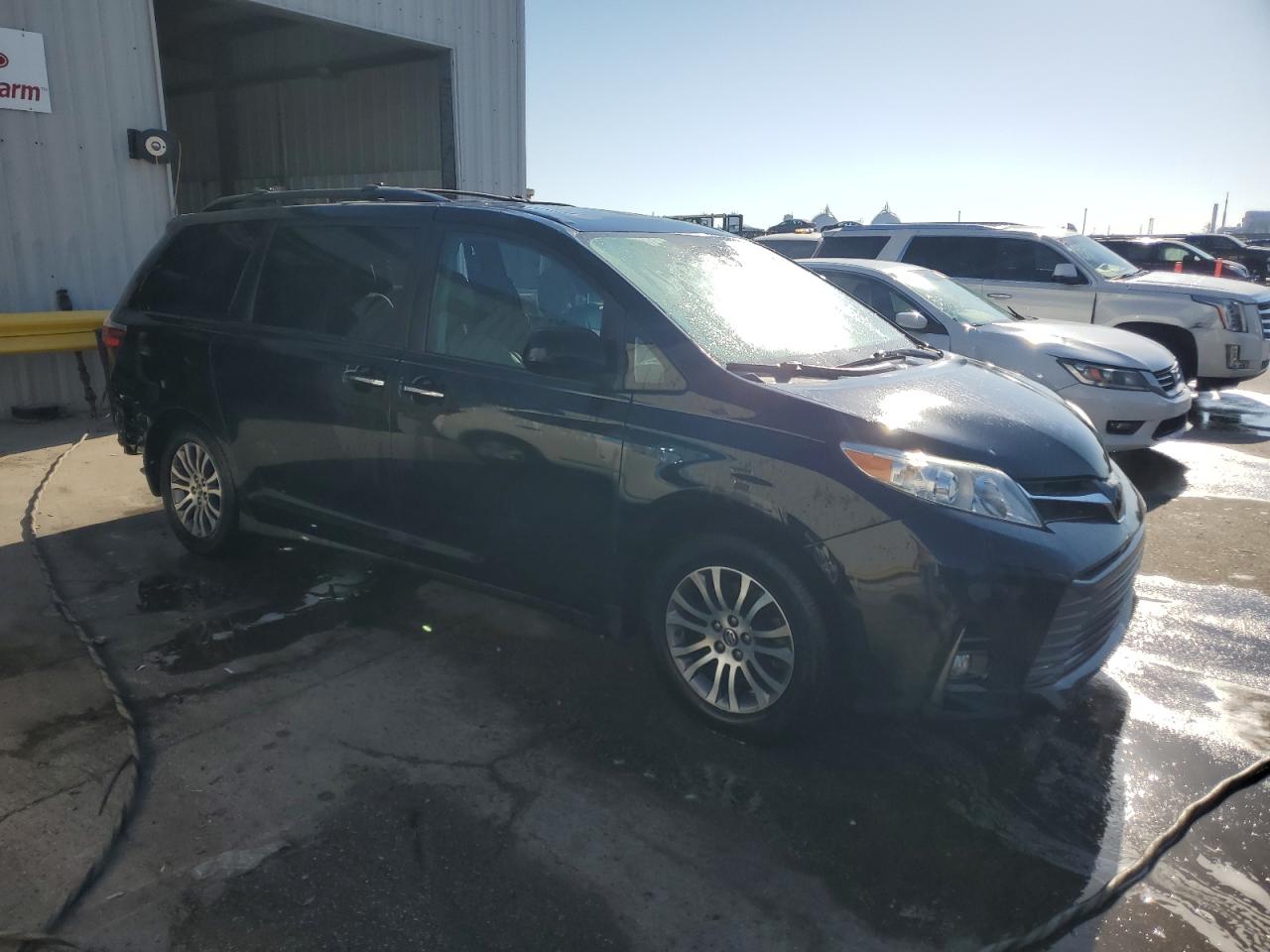 Lot #2962533818 2018 TOYOTA SIENNA XLE