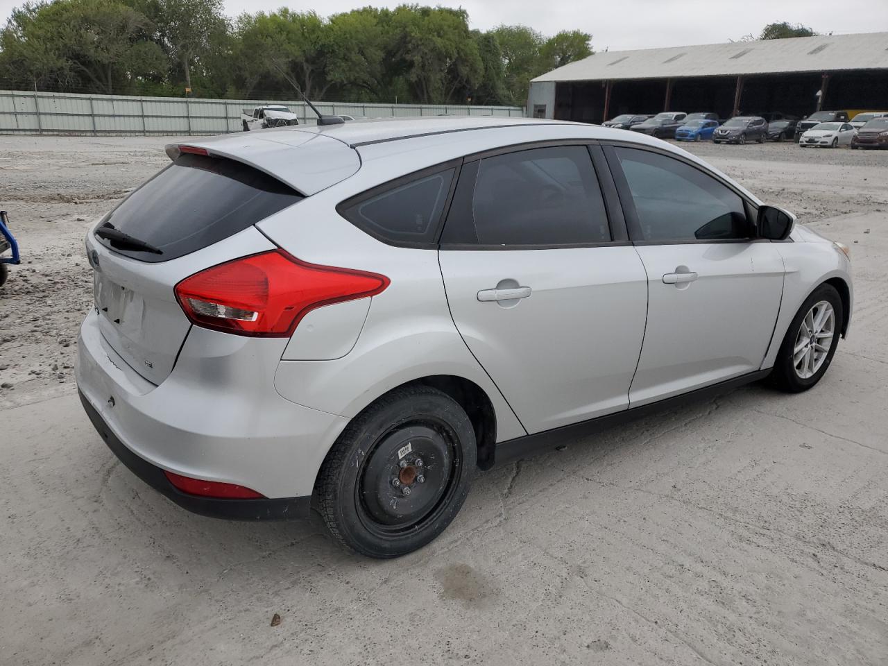 FORD FOCUS SE 2018 silver  gas 1FADP3K26JL251396 photo #4