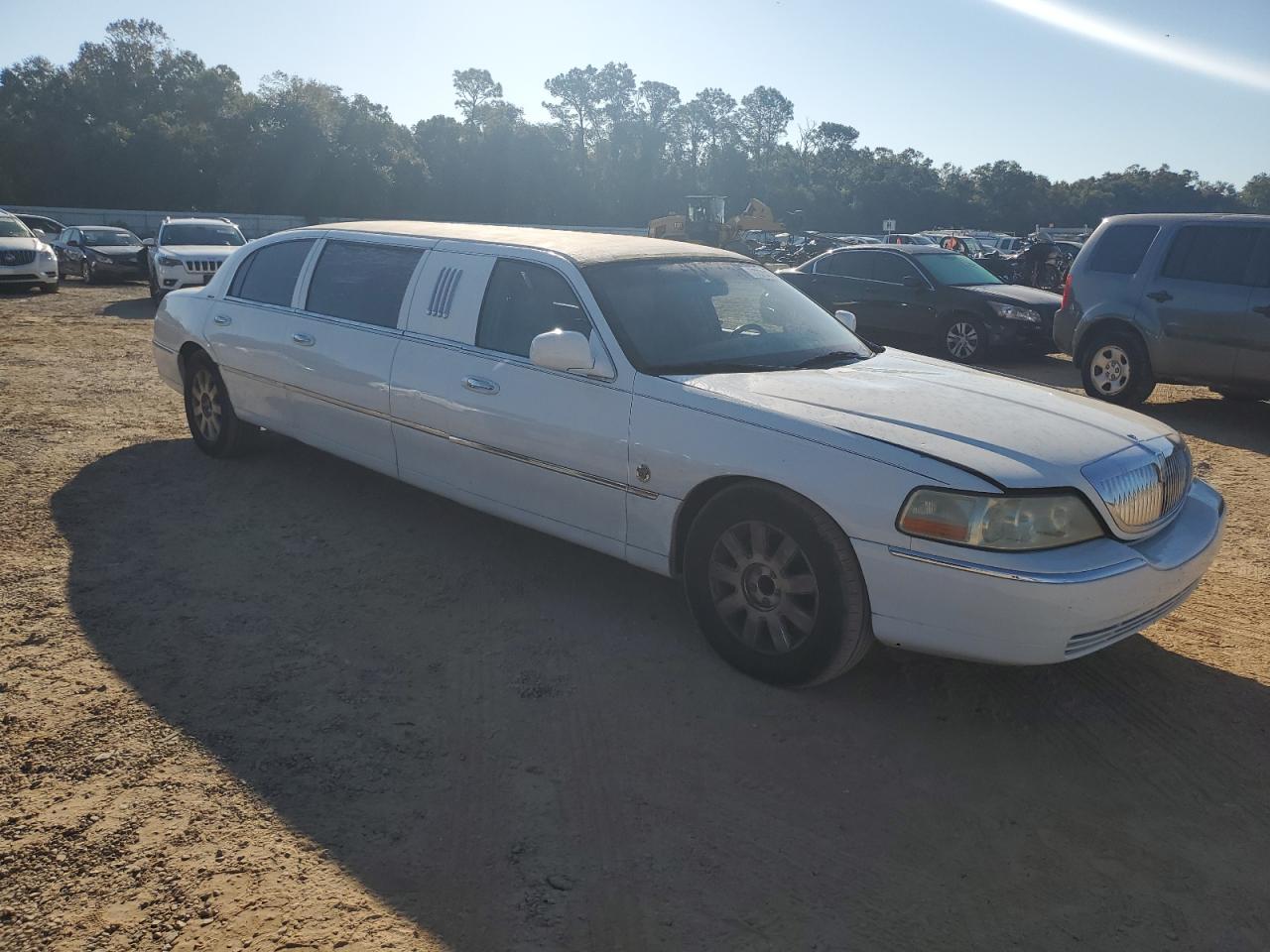 Lot #2953145757 2003 LINCOLN TOWN CAR E