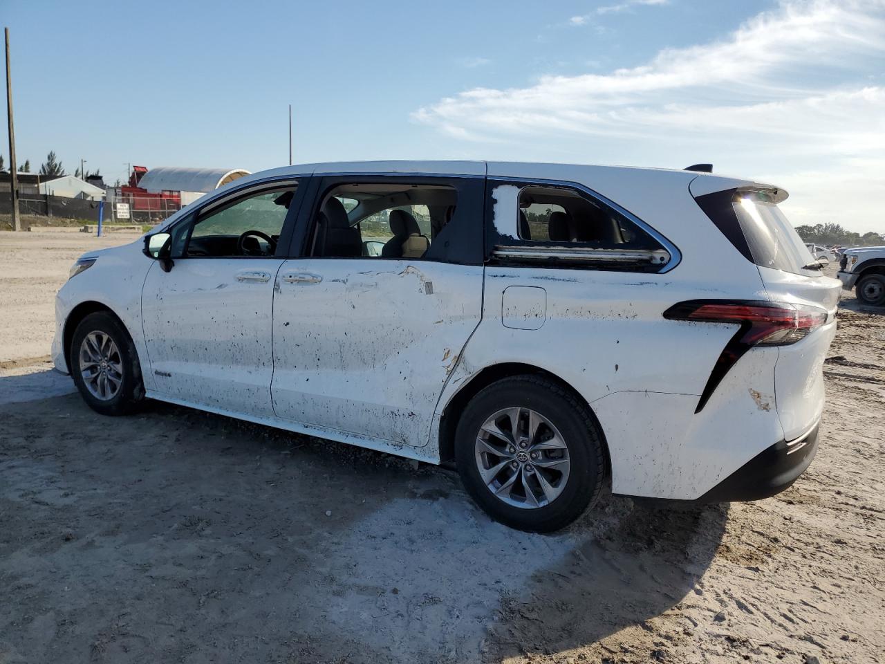 Lot #2993334847 2021 TOYOTA SIENNA LE