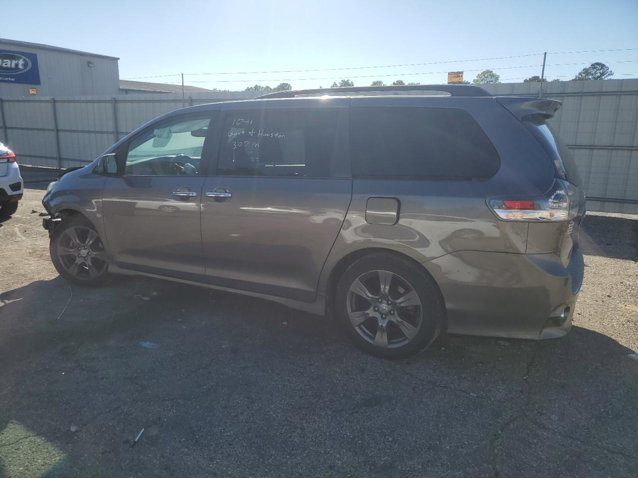 Lot #2952856761 2017 TOYOTA SIENNA SE