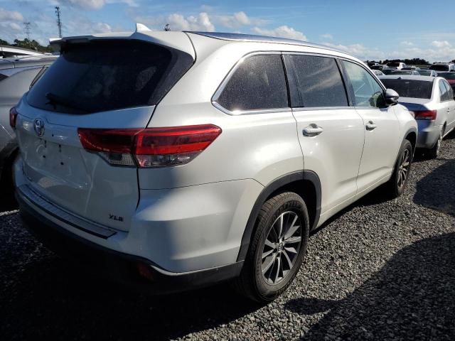 VIN 5TDKZRFH7HS523427 2017 Toyota Highlander, SE no.3