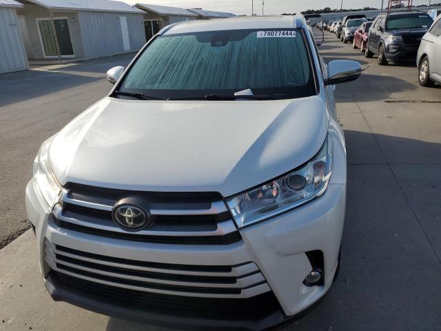 VIN 5TDJZRFH7JS545400 2018 Toyota Highlander, SE no.5