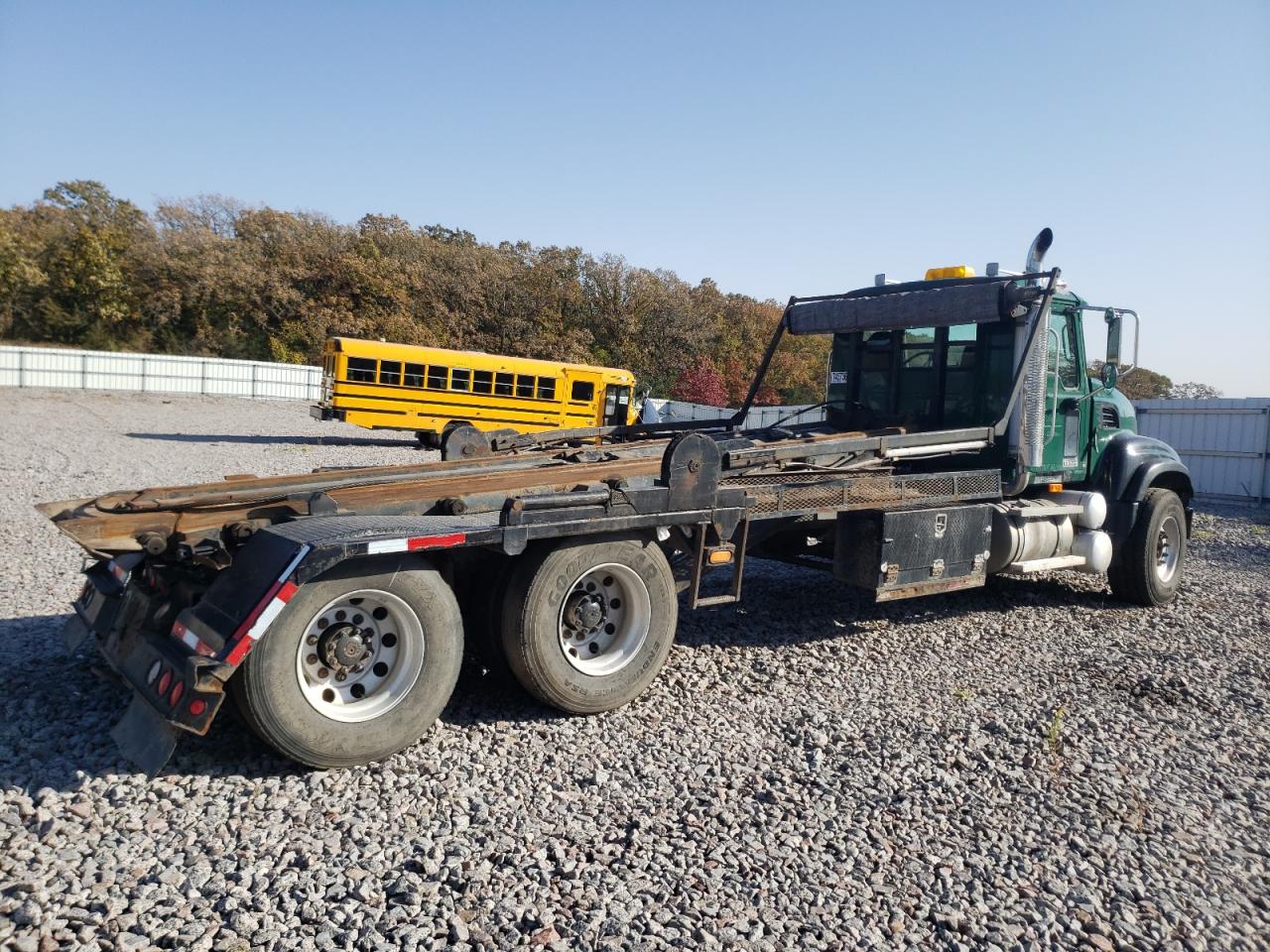 Lot #2923887952 2005 MACK 700 CV700