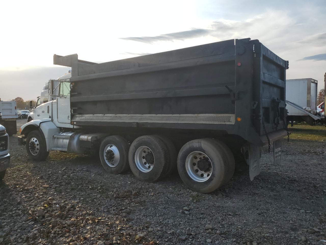 Lot #2944911893 2000 PETERBILT 385