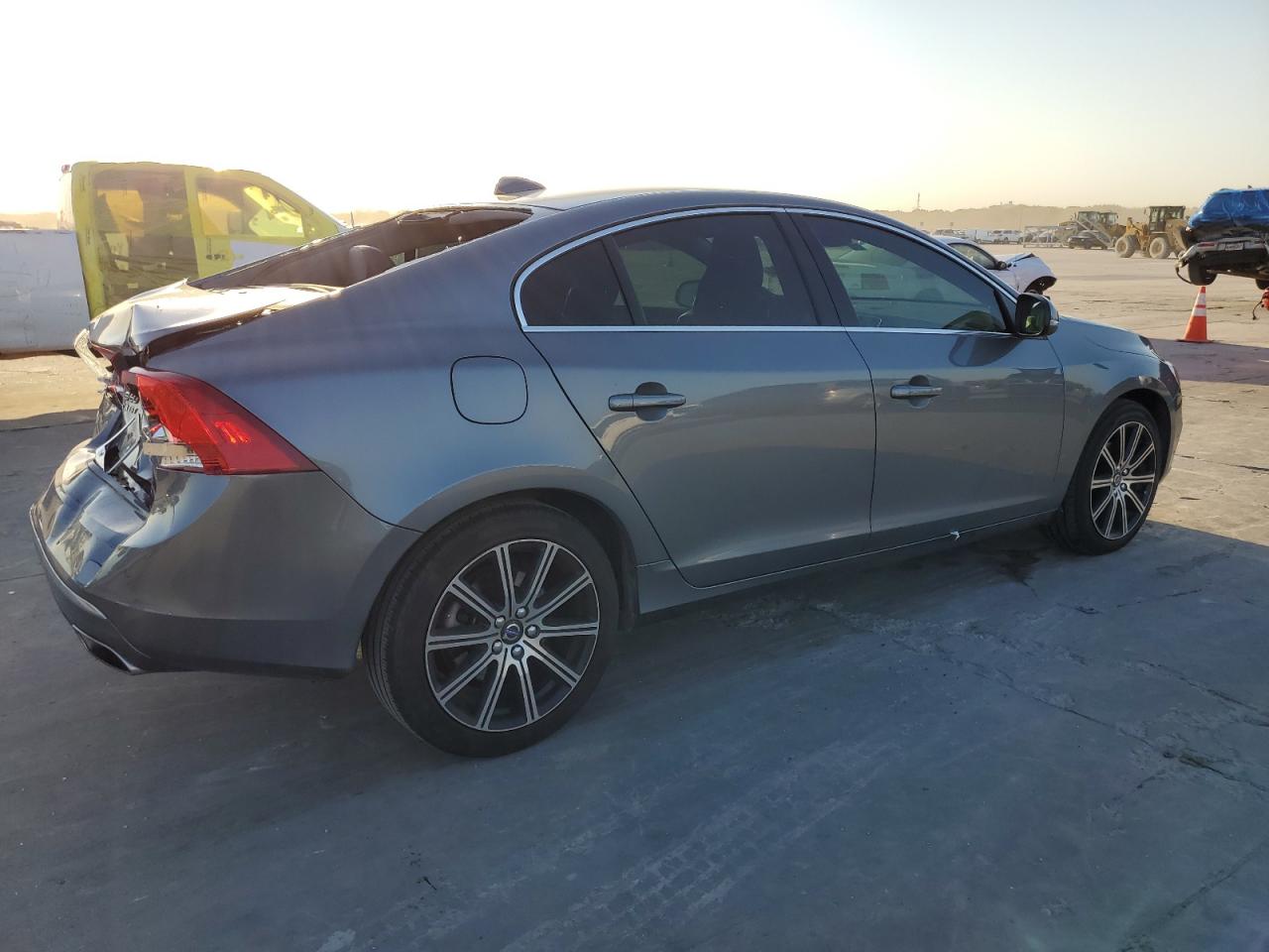 VOLVO S60 PREMIE 2017 gray  gas LYV402HKXHB195557 photo #4