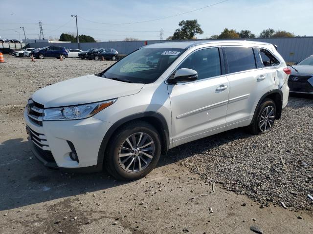 VIN 5TDJZRFH7HS511743 2017 Toyota Highlander, SE no.1