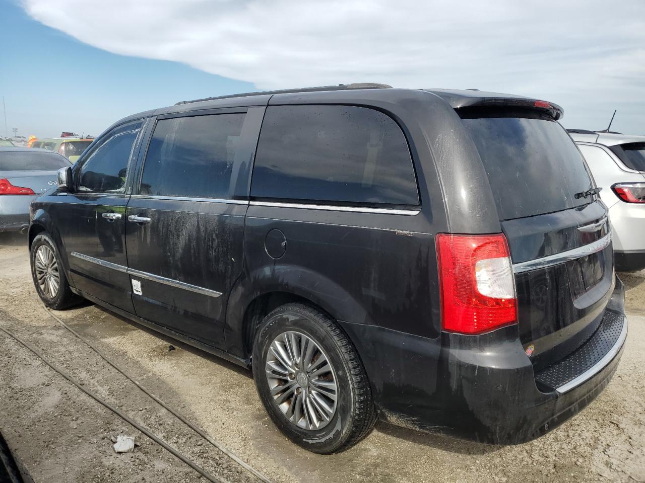 Lot #2945059184 2014 CHRYSLER TOWN & COU