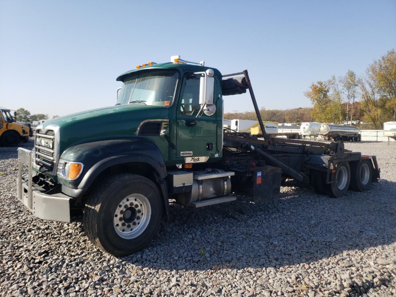 Lot #2923887952 2005 MACK 700 CV700