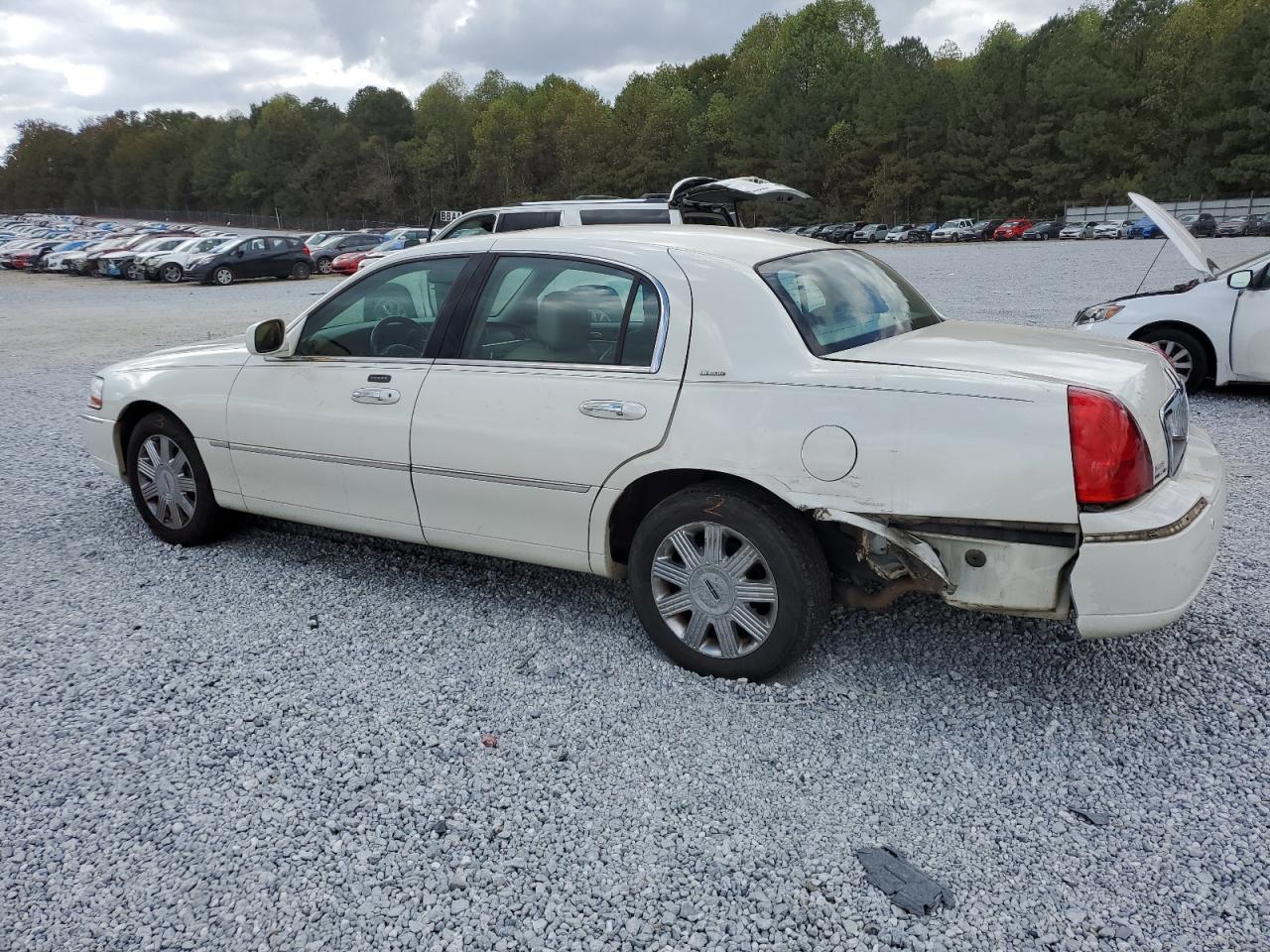 Lot #2945021892 2004 LINCOLN TOWN CAR U