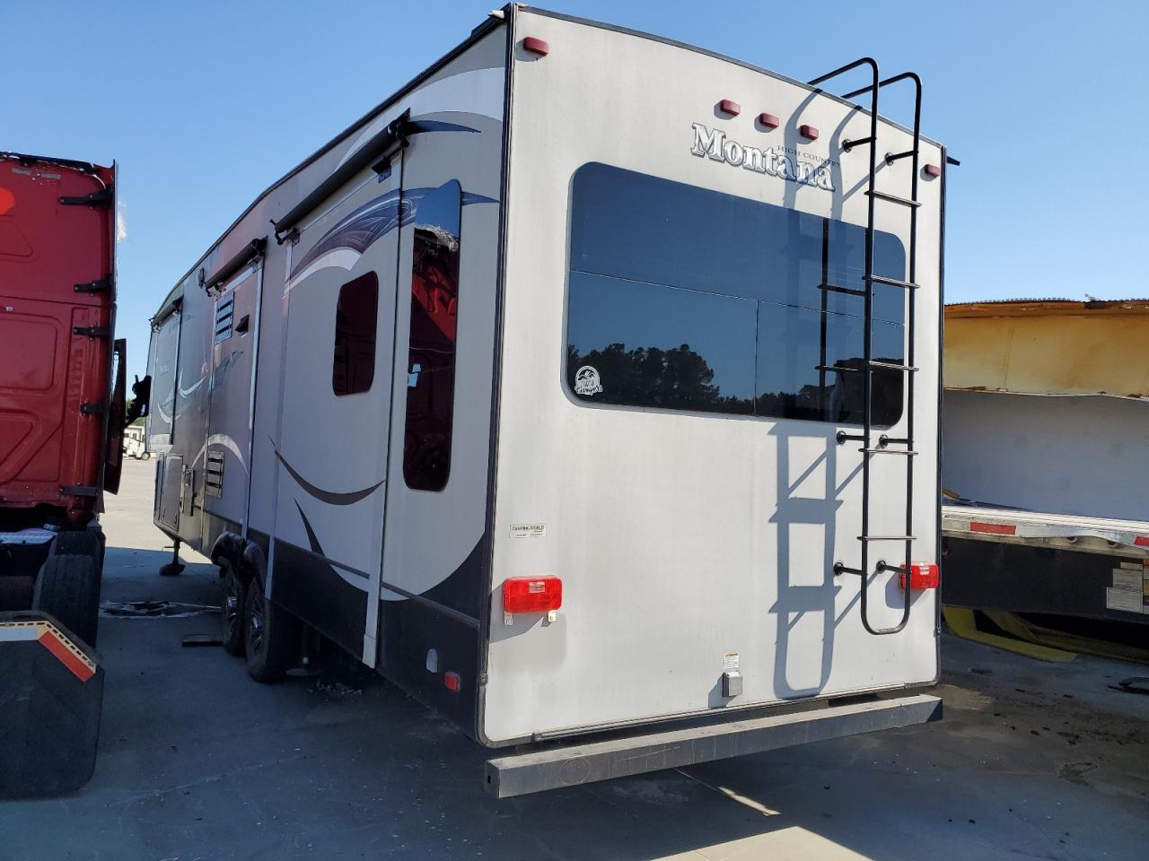 Lot #2952963440 2016 MONT 5TH WHEEL