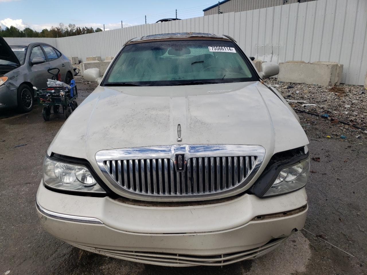 Lot #3024460522 2004 LINCOLN TOWN CAR U