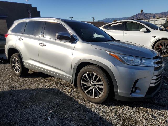 VIN 5TDKZRFH2JS528590 2018 Toyota Highlander, SE no.4