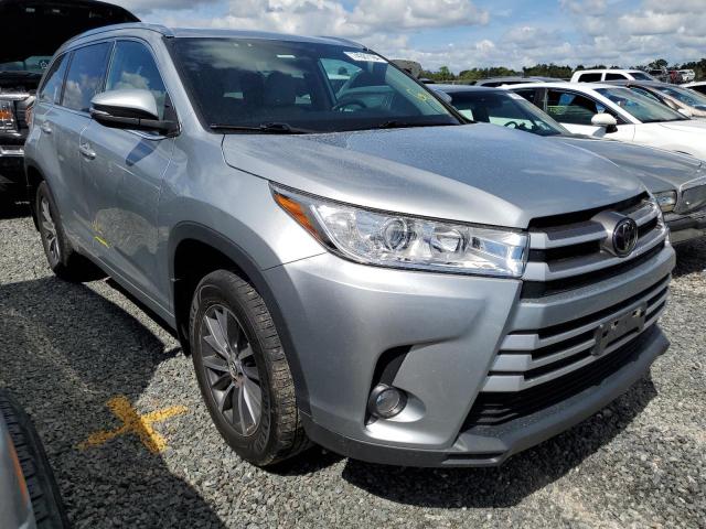 VIN 5TDJZRFH2JS526141 2018 Toyota Highlander, SE no.4