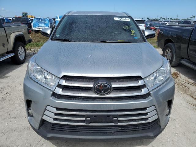 VIN 5TDJZRFH4HS479754 2017 Toyota Highlander, SE no.5