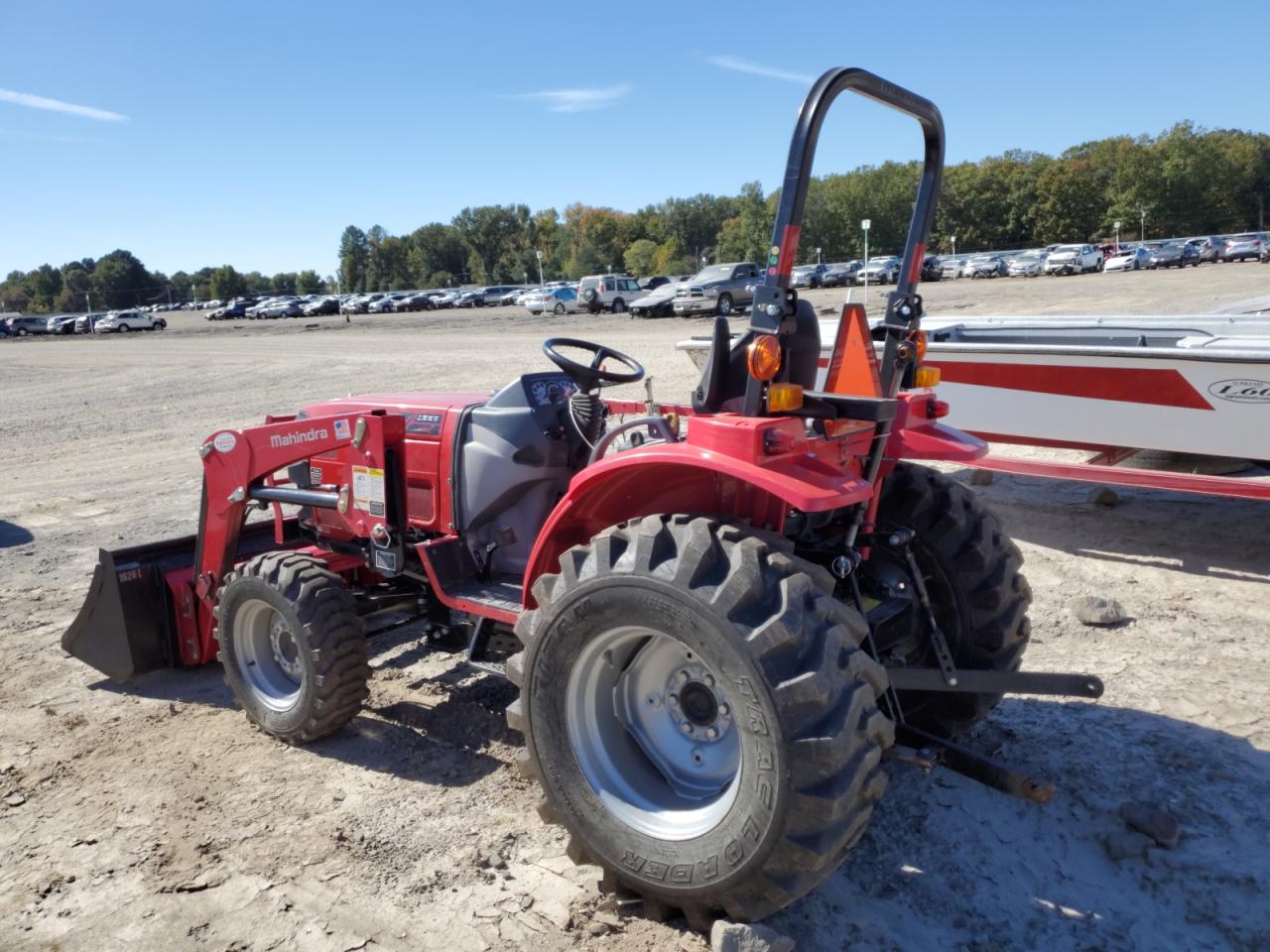 MAHINDRA AND MAHINDRA TRACTOR 2021 red   26H201224610 photo #4