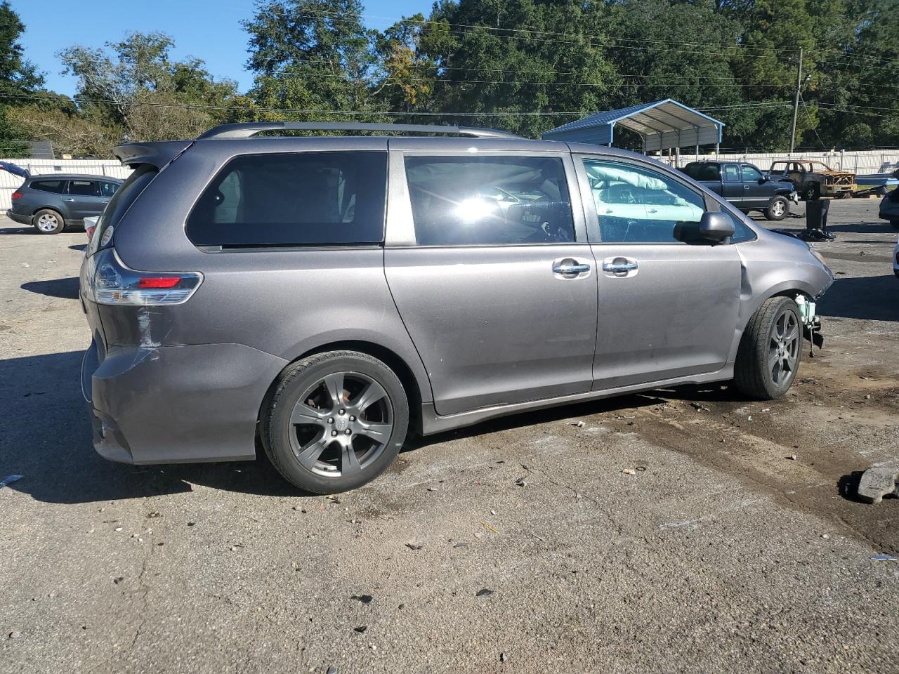 Lot #2952856761 2017 TOYOTA SIENNA SE