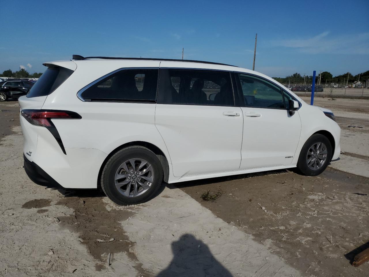 Lot #2993334847 2021 TOYOTA SIENNA LE