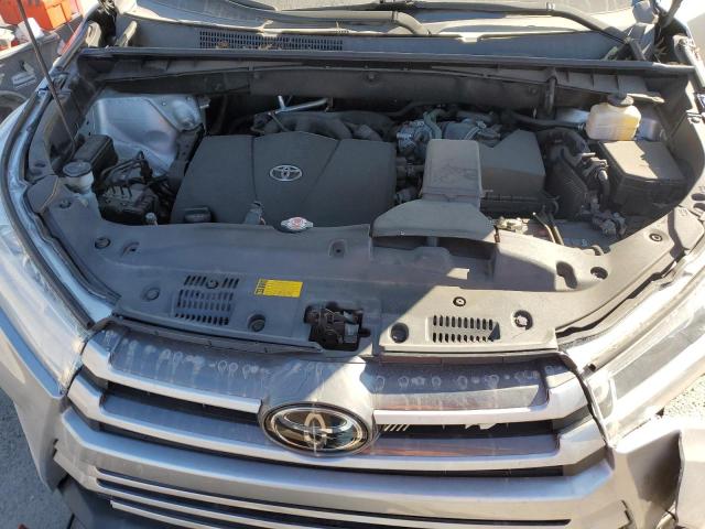 VIN 5TDJZRFH2JS903647 2018 Toyota Highlander, SE no.12