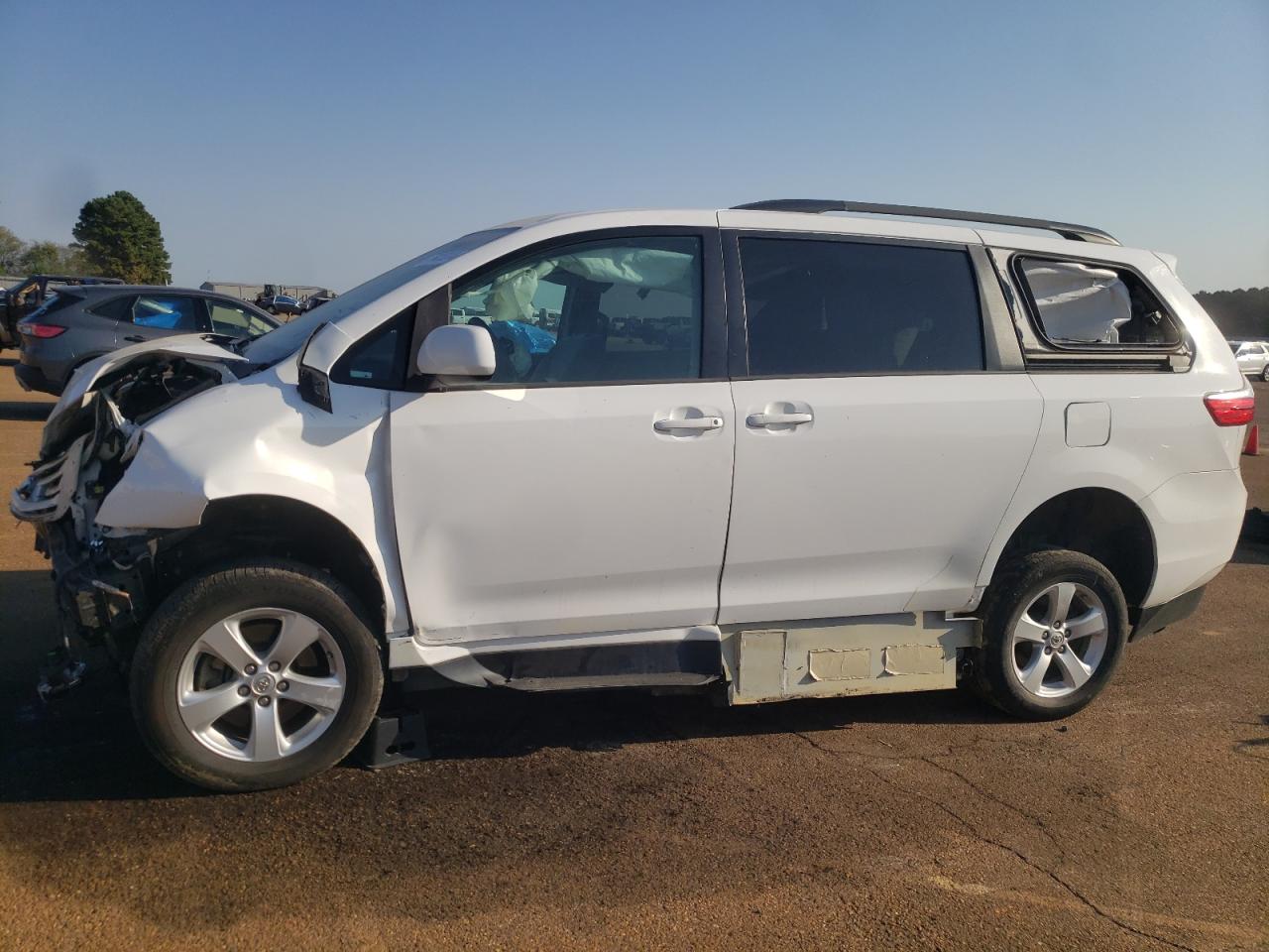  Salvage Toyota Sienna