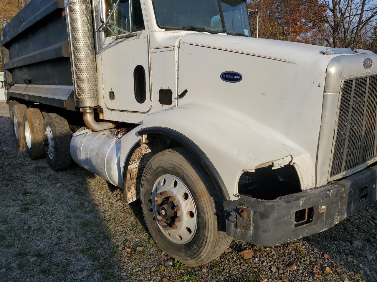 Lot #2944911893 2000 PETERBILT 385