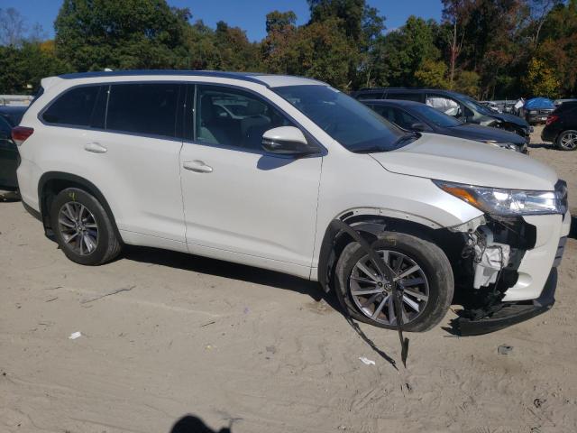 VIN 5TDJZRFH5HS428182 2017 Toyota Highlander, SE no.4