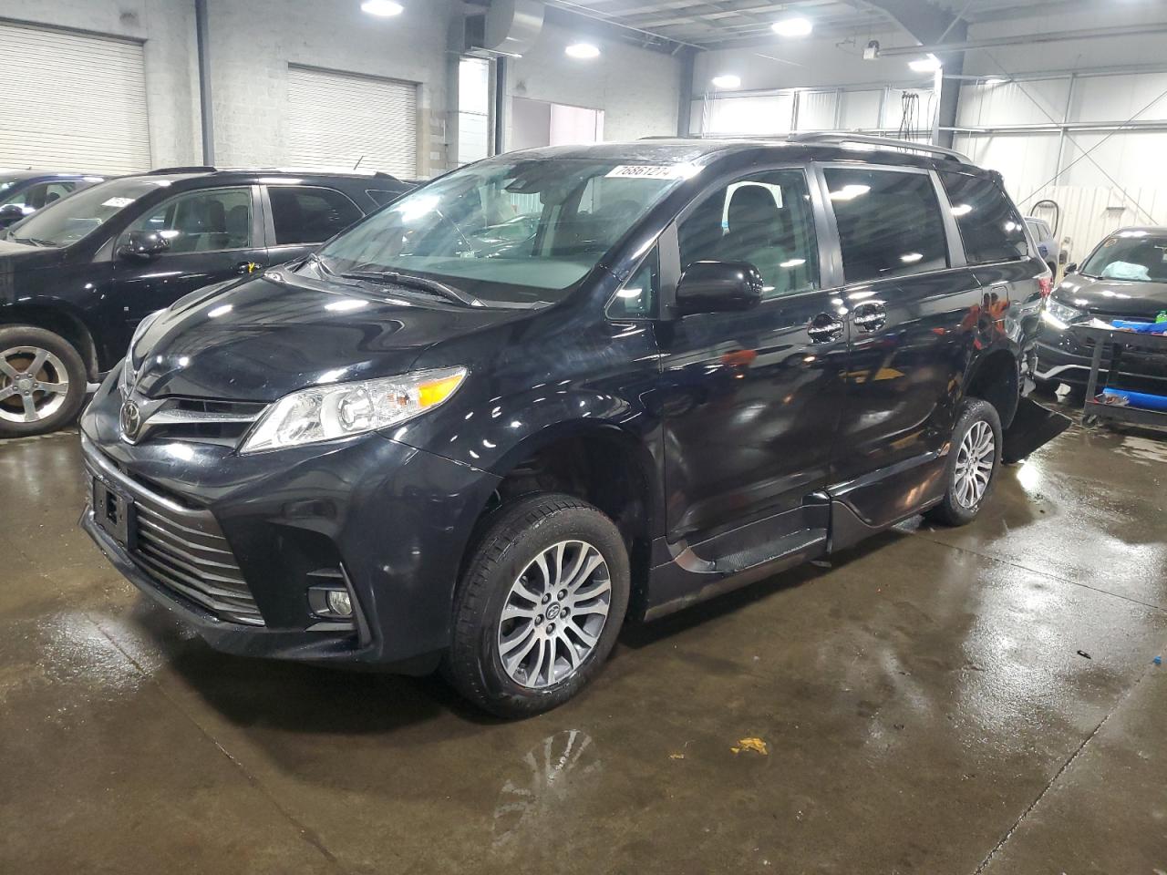 Lot #2945560094 2018 TOYOTA SIENNA XLE