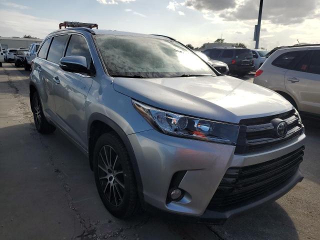 VIN 5TDKZRFH9HS508329 2017 Toyota Highlander, SE no.4